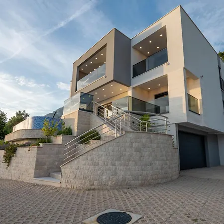 Lux 55 וילה טוצפי